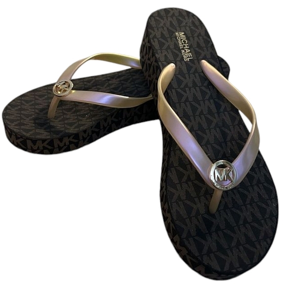 ☆Michael Kors Brown Signature Logo Thong Sandals☆ - Picture 2 of 3